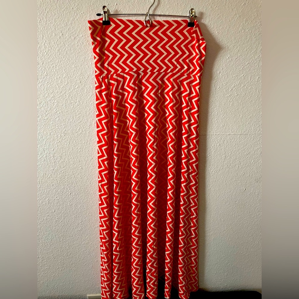 STRETCHY maxi skirt. Fun print, with wide waist that can be folded to shorten.